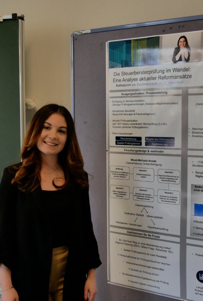 Studentin präsentiert ihre Abschlussarbeit bei der Student's Conference im Fachbereich Steuern