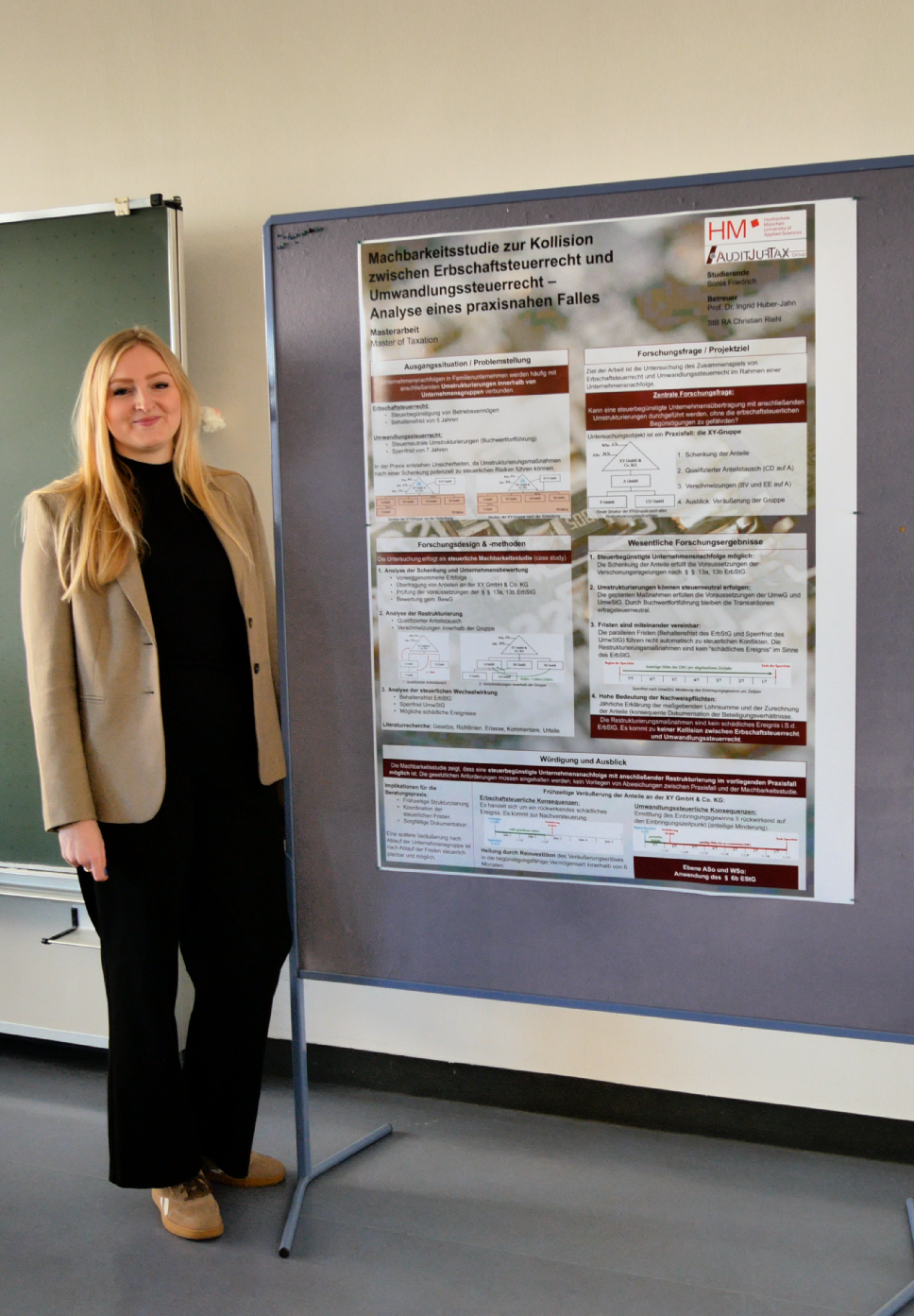 Studentin präsentiert ihre Abschlussarbeit bei der Student's Conference im Fachbereich Steuern