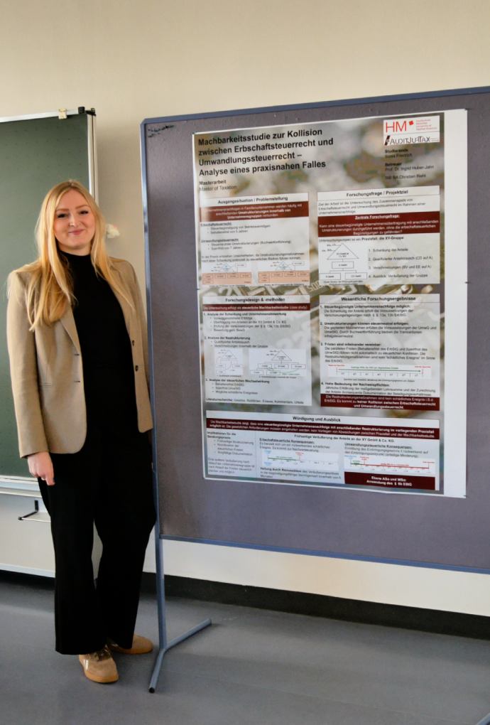 Studentin präsentiert ihre Abschlussarbeit bei der Student's Conference im Fachbereich Steuern