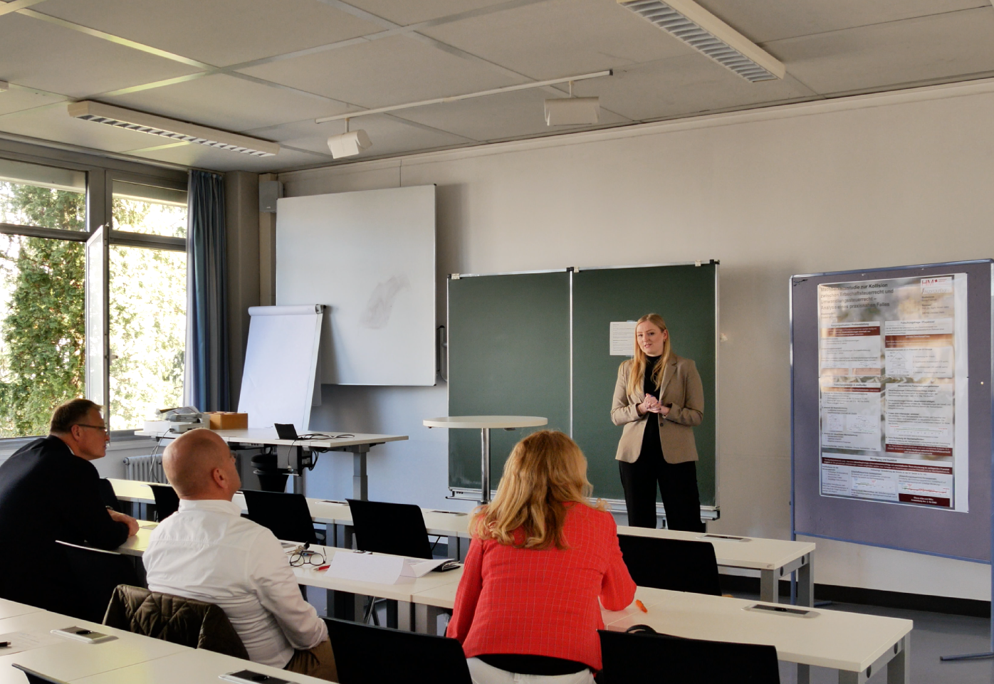 Studentin präsentiert ihre Abschlussarbeit bei der Student's Conference im Fachbereich Steuern