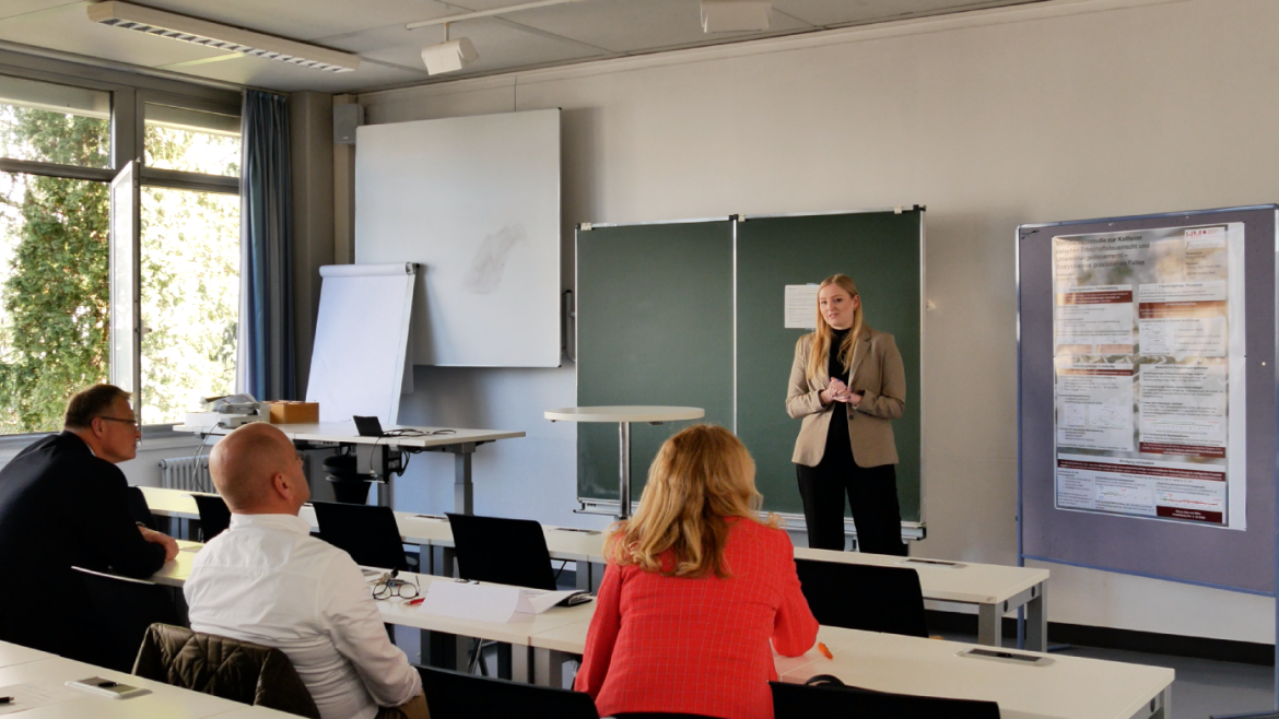 Studentin präsentiert ihre Abschlussarbeit bei der Student's Conference im Fachbereich Steuern
