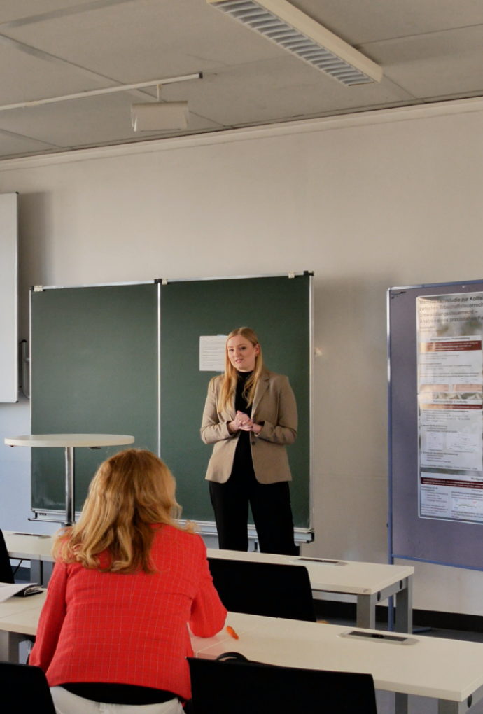 Studentin präsentiert ihre Abschlussarbeit bei der Student's Conference im Fachbereich Steuern