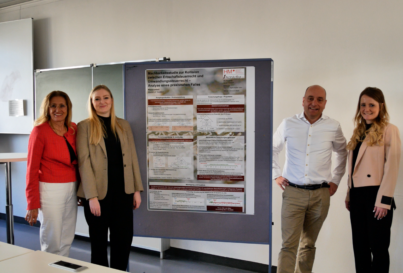 Studentin präsentiert ihre Abschlussarbeit bei der Student's Conference im Fachbereich Steuern