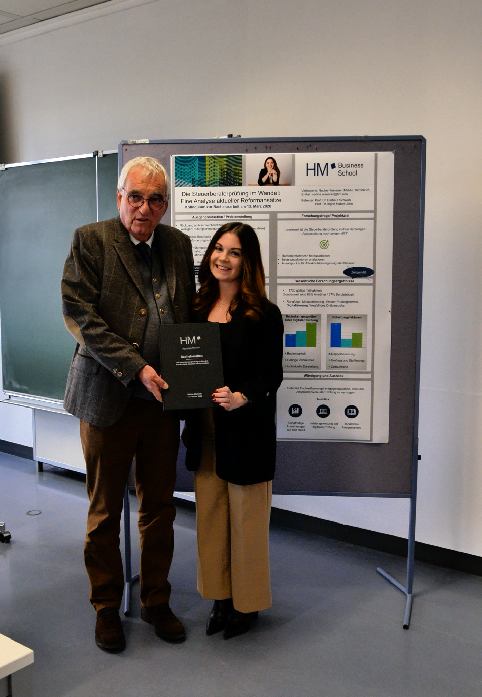 Studentin präsentiert ihre Abschlussarbeit bei der Student's Conference im Fachbereich Steuern