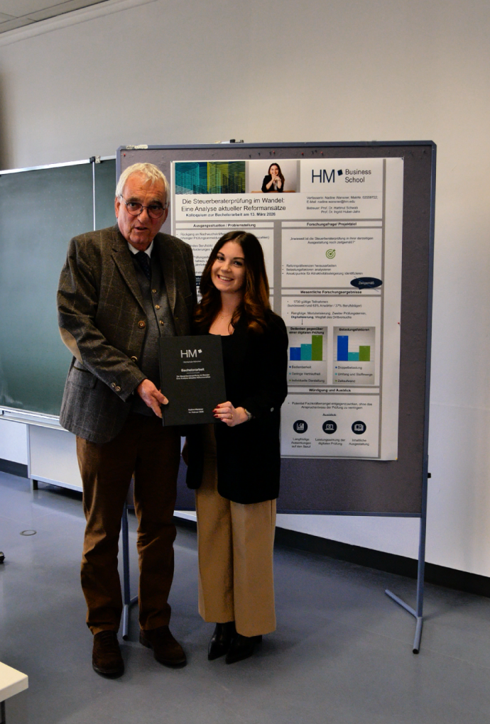 Studentin präsentiert ihre Abschlussarbeit bei der Student's Conference im Fachbereich Steuern