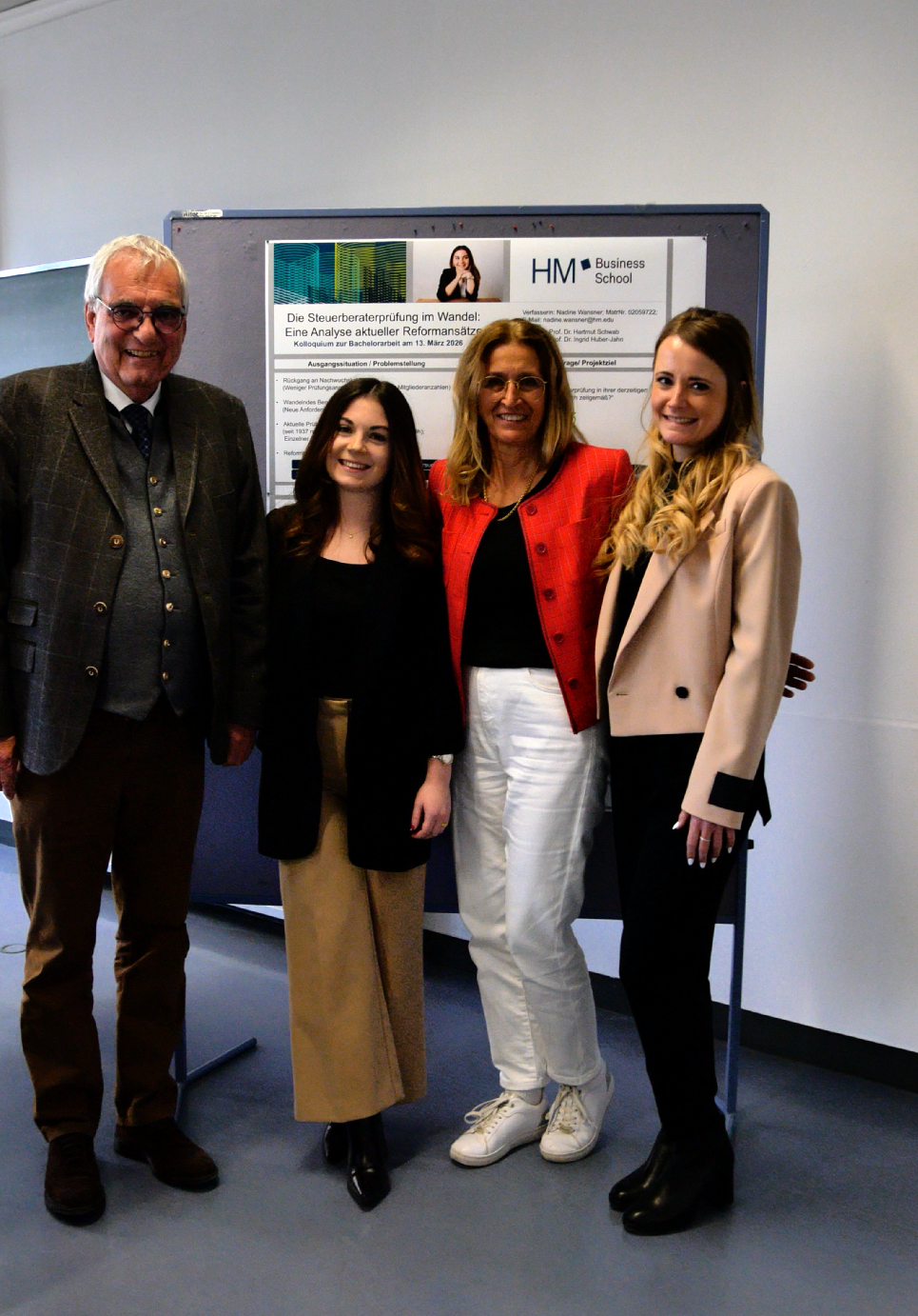 Studentin präsentiert ihre Abschlussarbeit bei der Student's Conference im Fachbereich Steuern