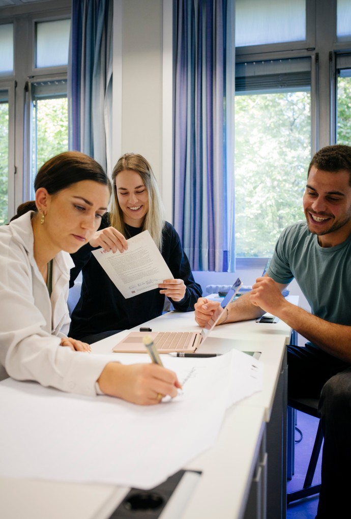Studierende bei Gruppenarbeit