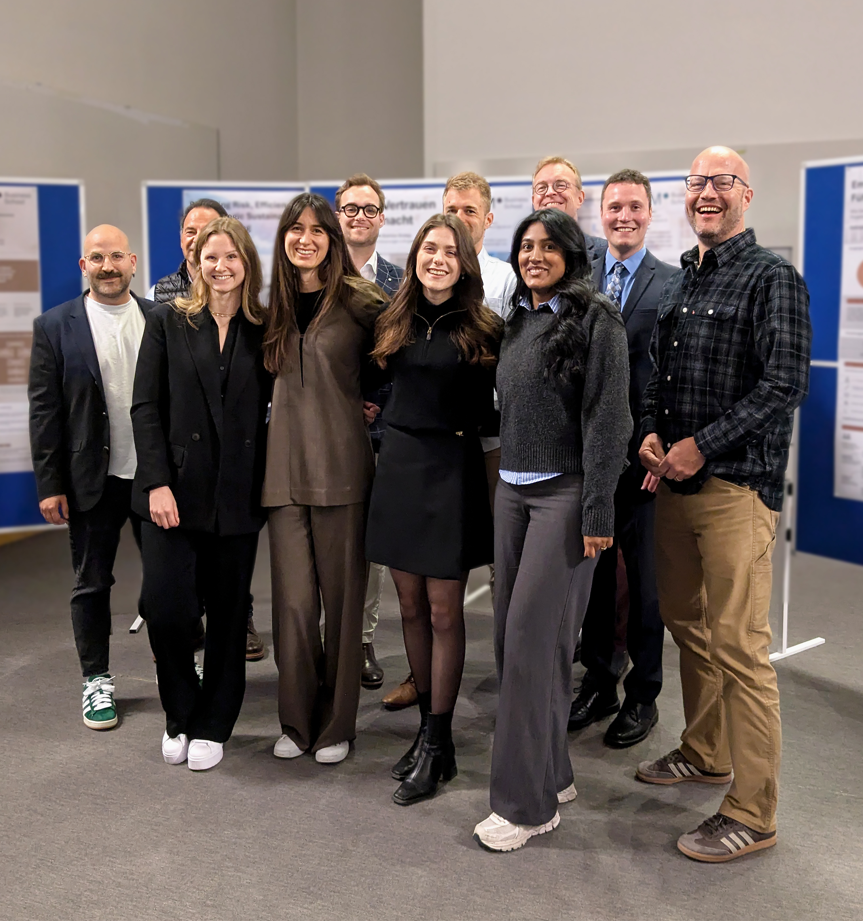 Absolventinnen und Absolventen des MBA Management & Business Strategy zusammen mit den Studiengangleitern Prof. Dr. Steinicke und Prof. Dr. Hammer