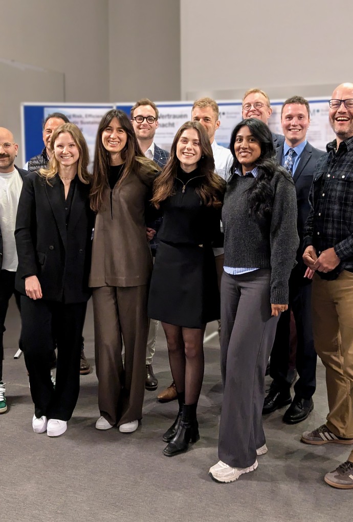 Absolventinnen und Absolventen des MBA Management & Business Strategy zusammen mit den Studiengangleitern Prof. Dr. Steinicke und Prof. Dr. Hammer