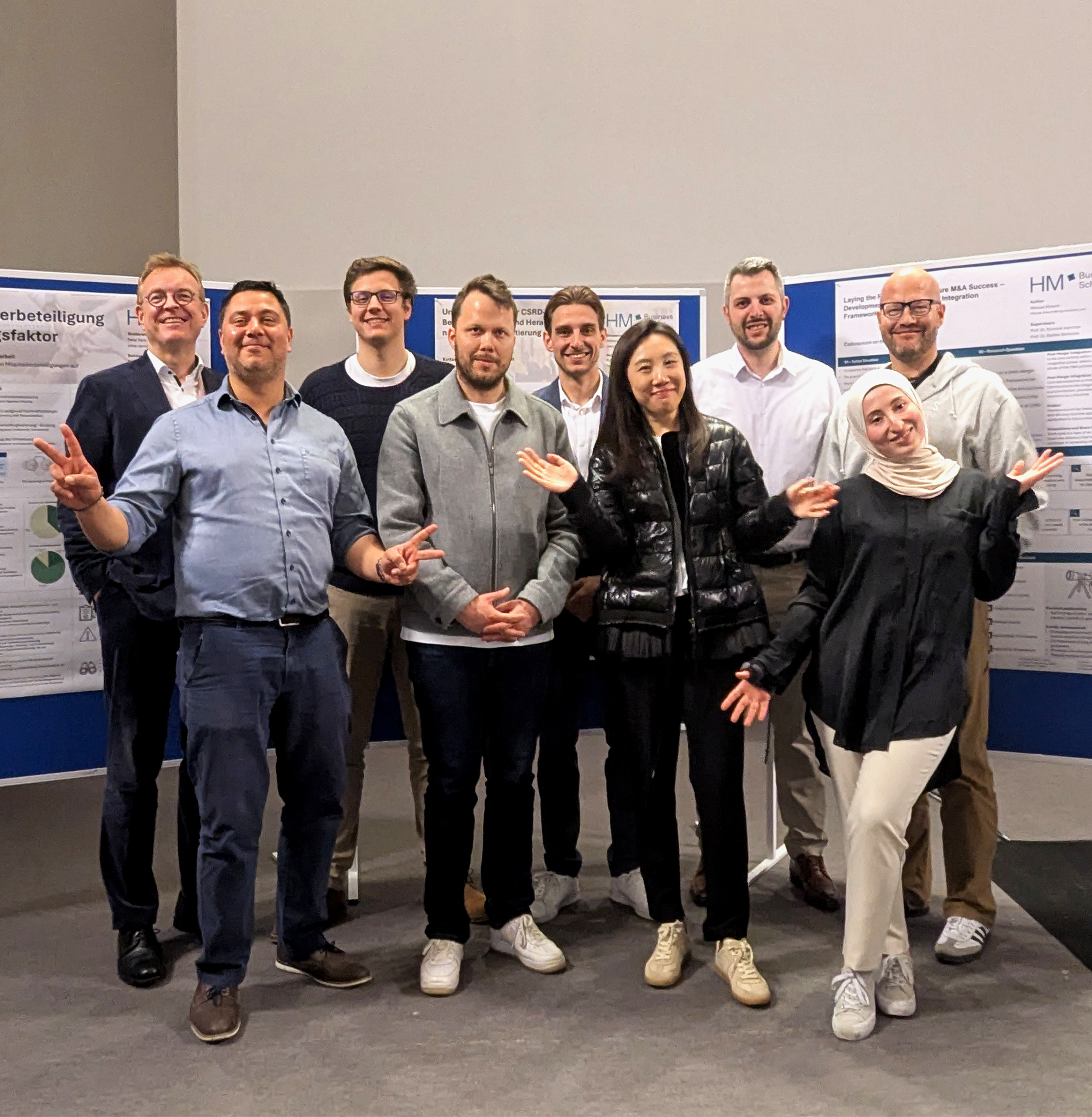 Absolventinnen und Absolventen der berufsbegleitenden Studiengänge zusammen mit den Studiengangleitern Prof. Dr. Steinicke und Prof. Dr. Hammer