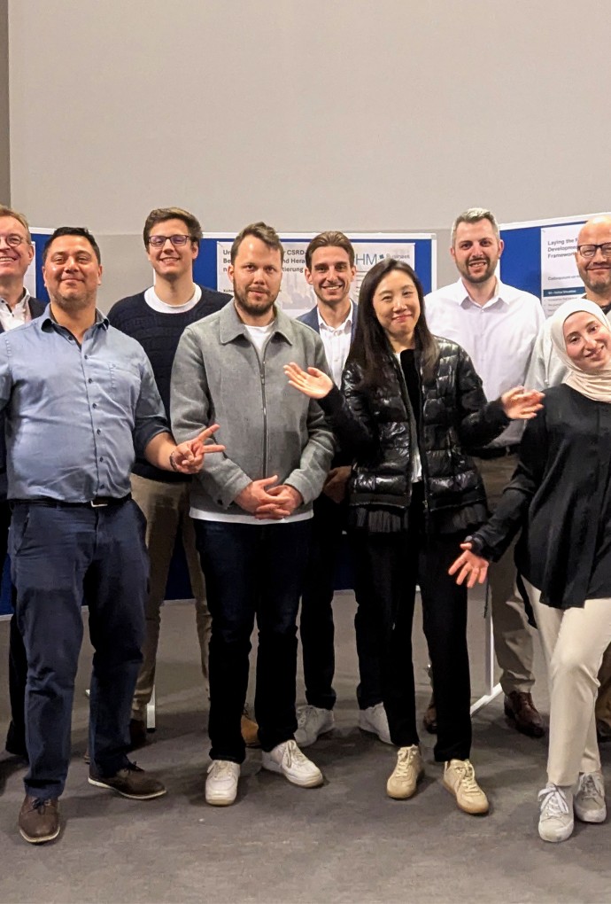 Absolventinnen und Absolventen der berufsbegleitenden Studiengänge zusammen mit den Studiengangleitern Prof. Dr. Steinicke und Prof. Dr. Hammer