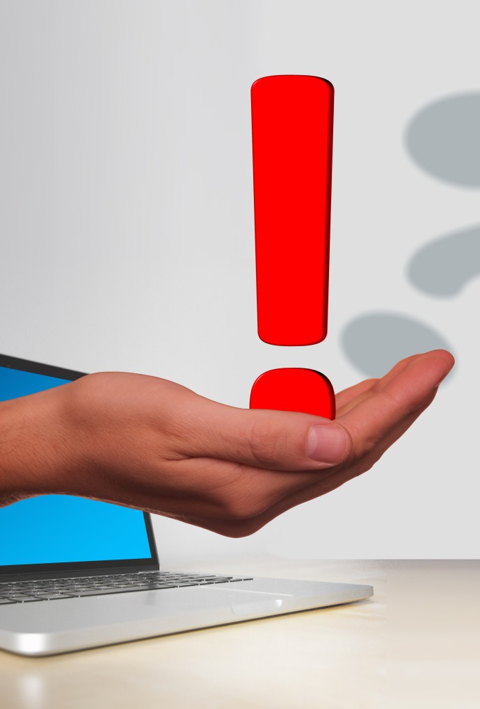 Hand mit Ausrufezeichen
