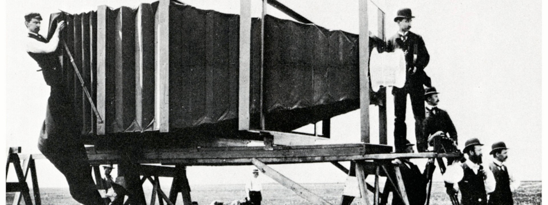 Bild zeigt Menschen die eine alte Kamera bedienen