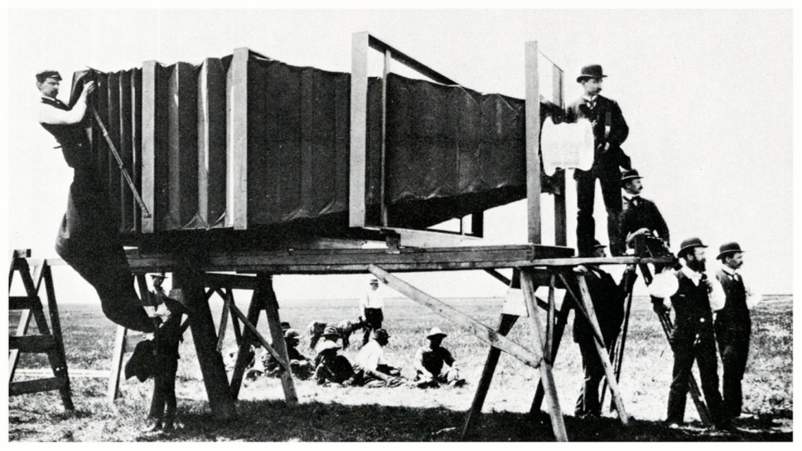 Bild zeigt Menschen die eine alte Kamera bedienen