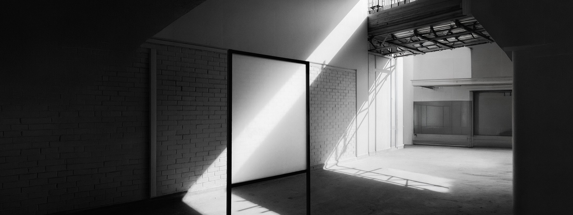 Bild zeigt Raum mit Spiegeln und Fenstern