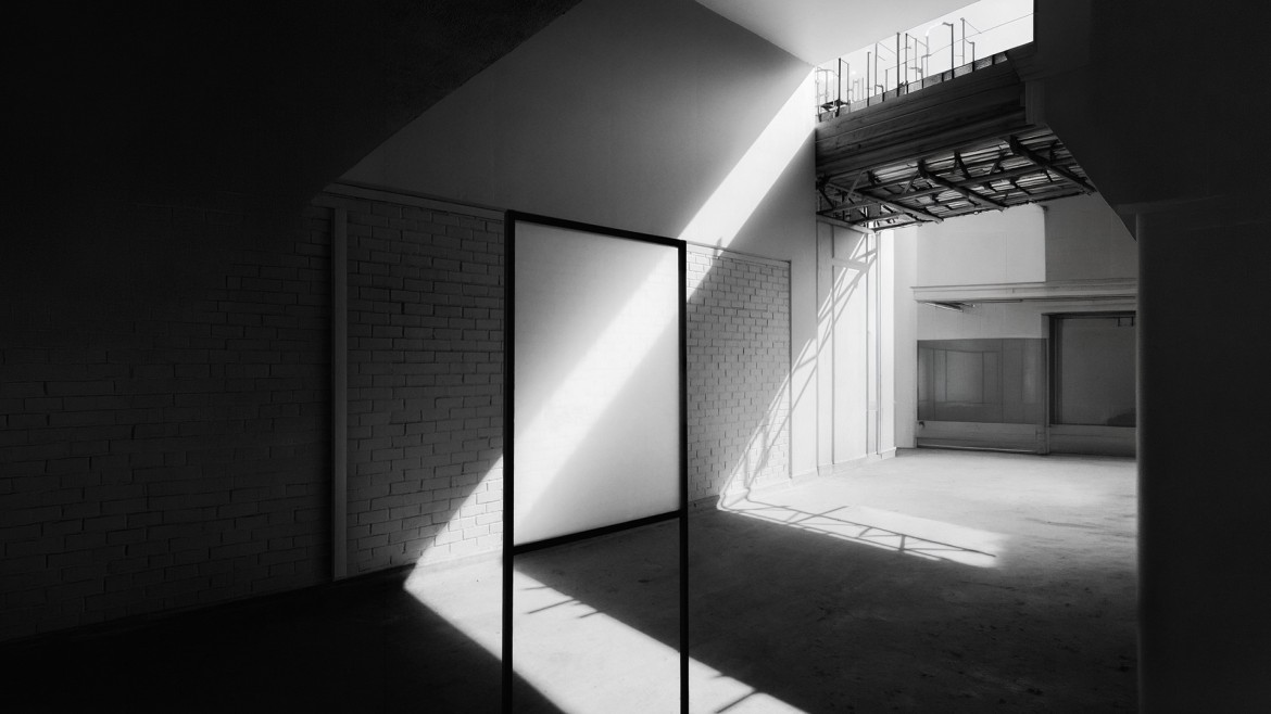 Bild zeigt Raum mit Spiegeln und Fenstern