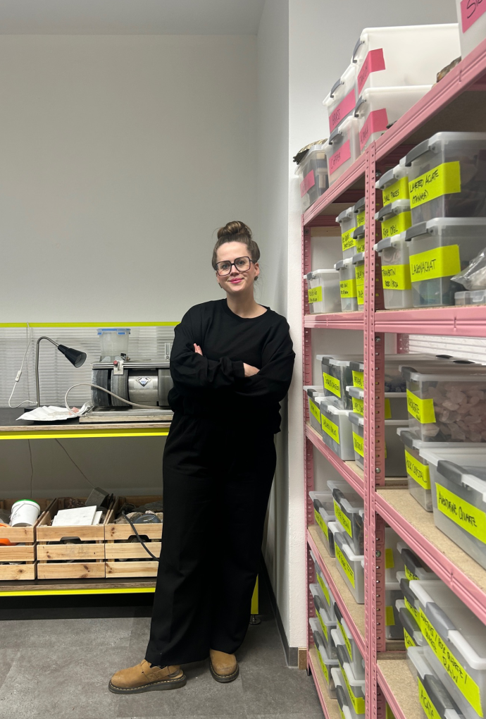 Bild zeigt Portrait von Julia Obermaier, Alumna und Schmuckkünstlerin