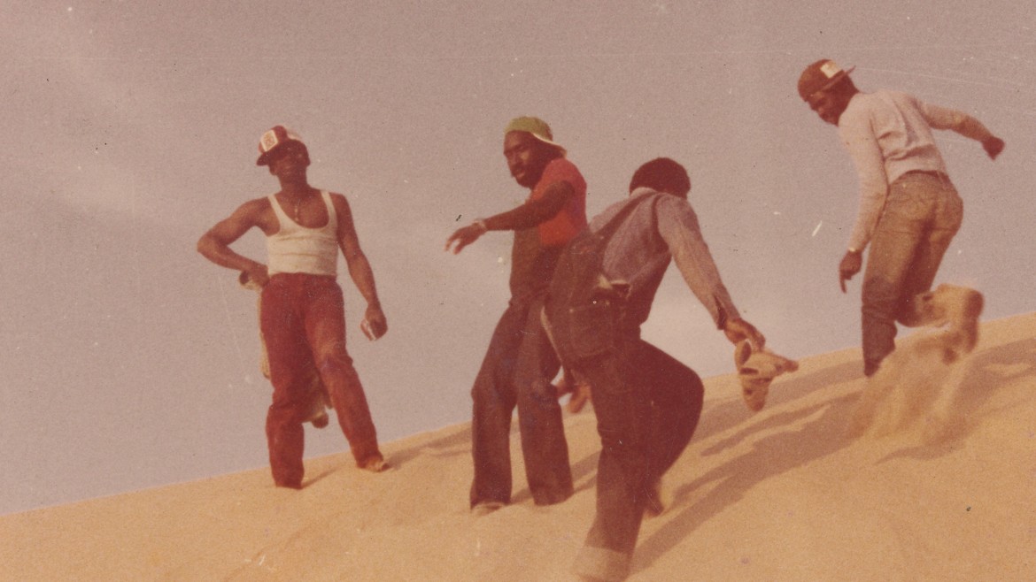 Untitled, ca. 1980, Tunisia, from Dead Fishes and Praying Mantis, 2024 ( © Calvin Hein ) Bild zeigt vier Männer auf eine Sanddune