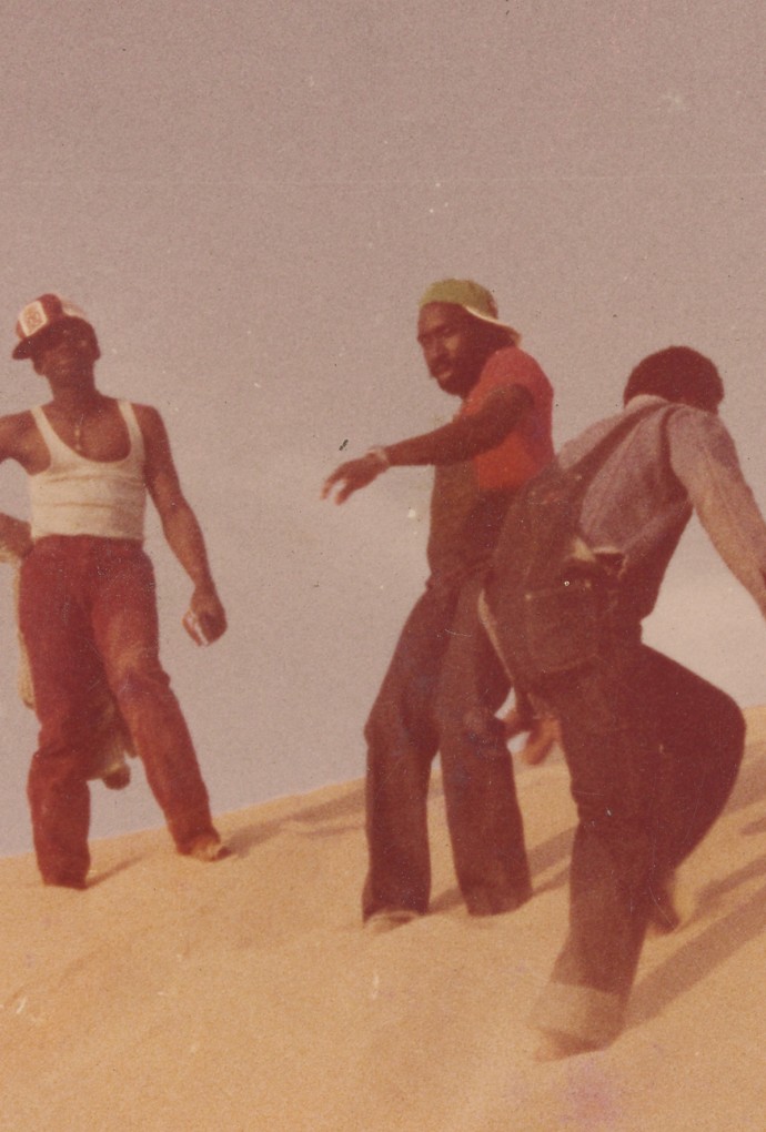 Untitled, ca. 1980, Tunisia, from Dead Fishes and Praying Mantis, 2024 ( © Calvin Hein ) Bild zeigt vier Männer auf eine Sanddune