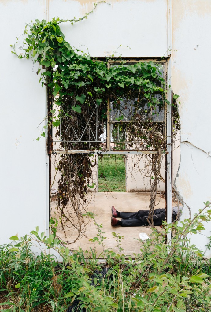The Morning of Ruins, 2020, from We Didn’t Choose to Be Born Here, 2020–ongoing (© Thero Makepe) Foto zeigt belebtes Bild