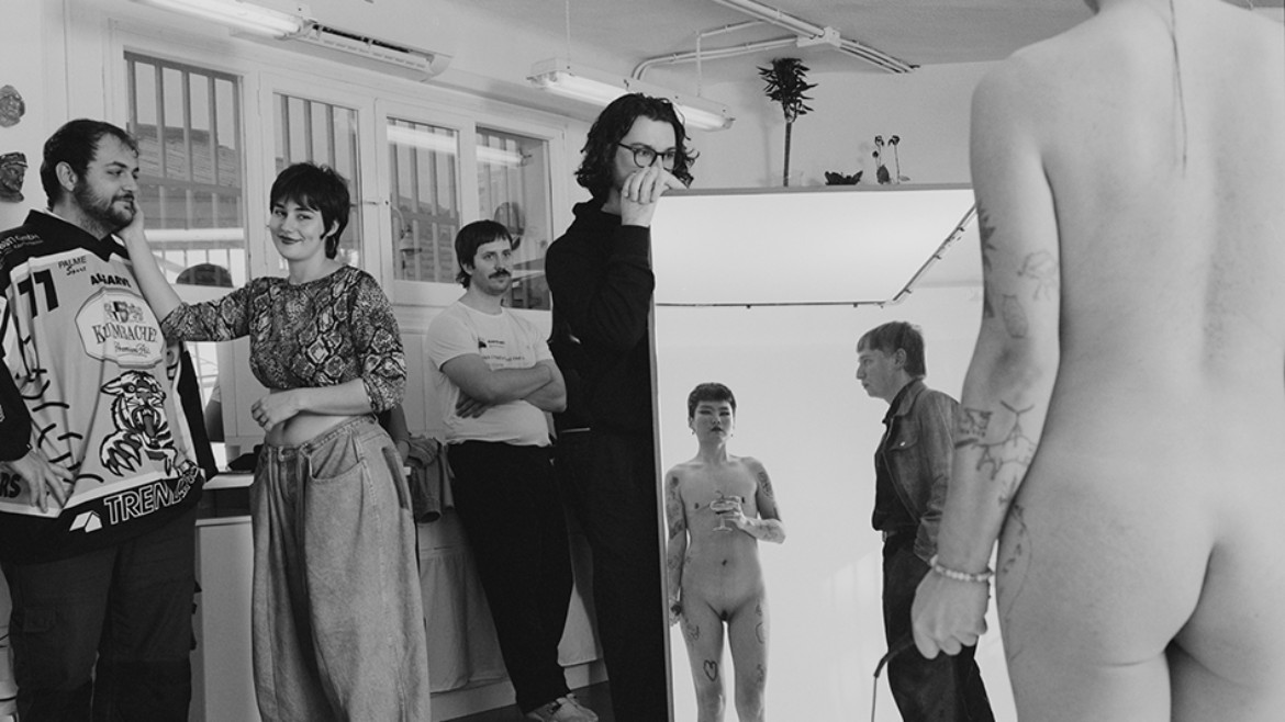 Self-portrait with photo assistant and friends, 2025, photo by Yun Ping Li (© Yun Ping Li 昀平李. All rights reserved) Foto zeigt viele Menschen in ein Studio
