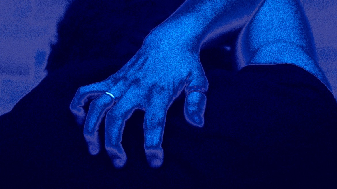 bild zeigt blaue Hand