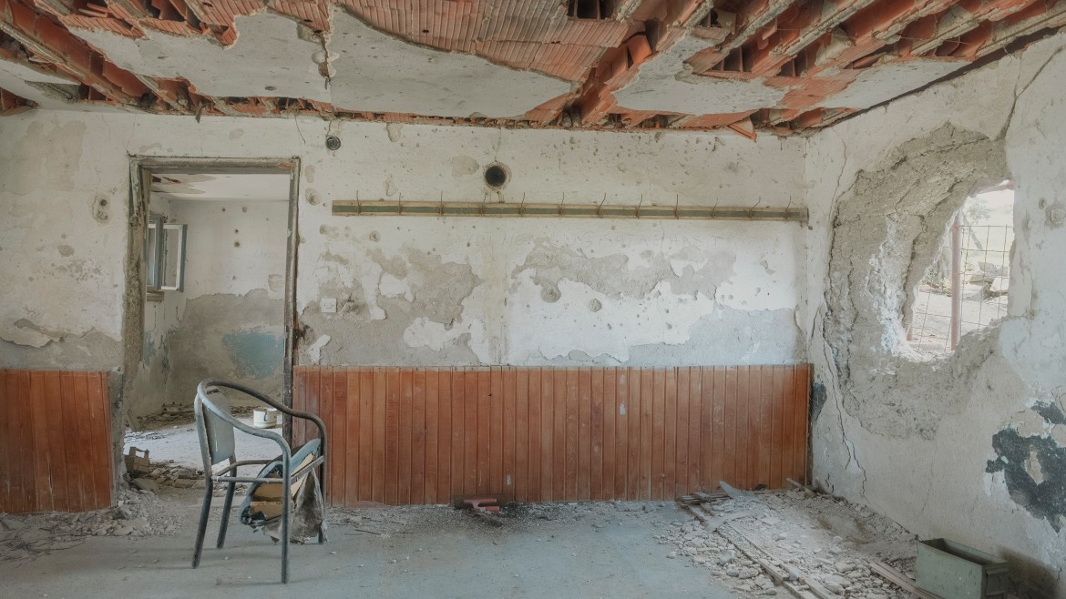 Foto zeigt Haus im Kosovo nach dem Krieg