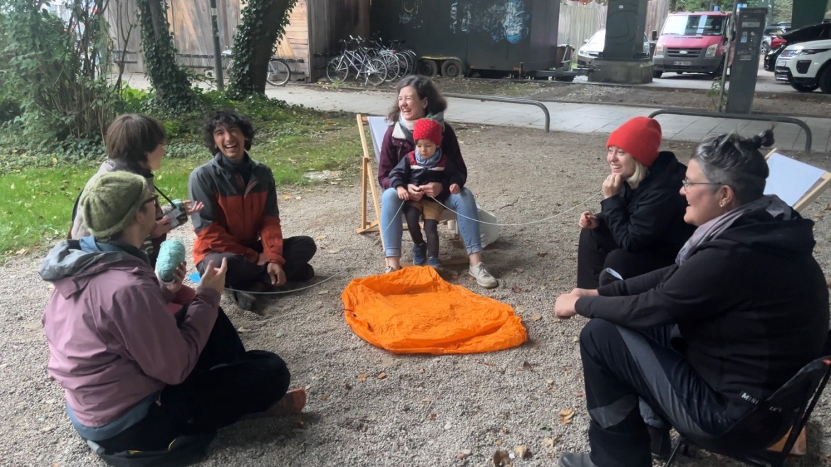 Bild zeigt Menschen die in ein Kreis sitzen