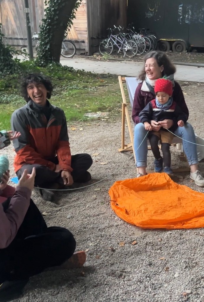 Bild zeigt Menschen die in ein Kreis sitzen