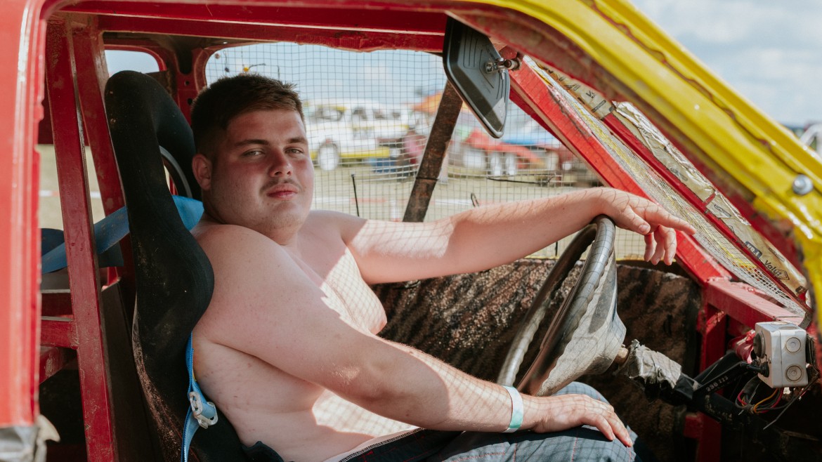 Bild zeigt ein Mann im auto