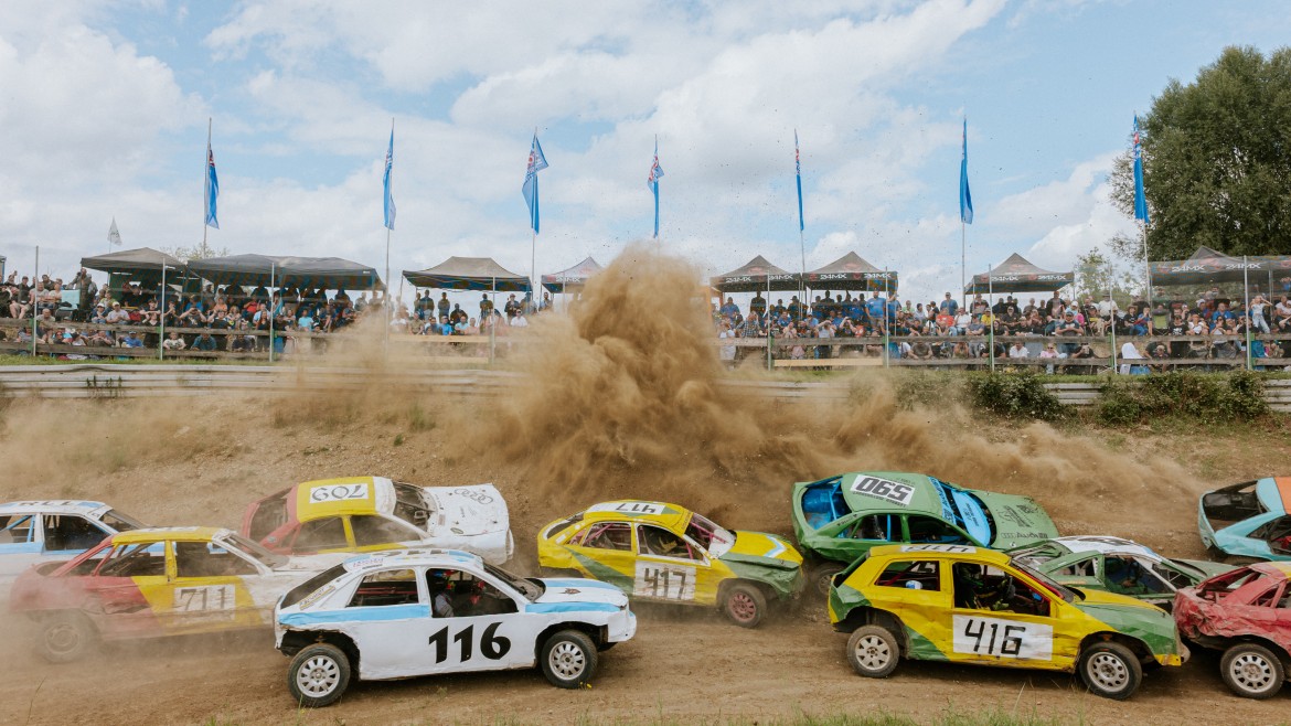 Bild zeigt viele Autos