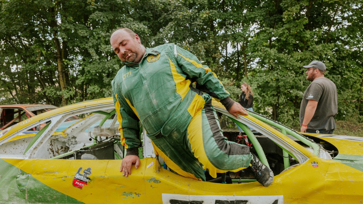 Bild zeigt wie ein Mann aus den Auto austeiget