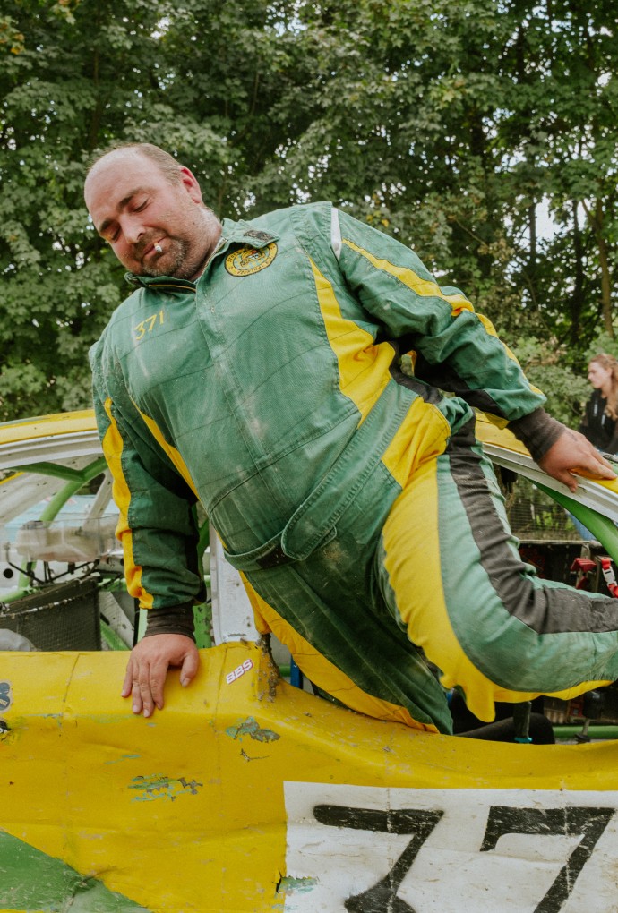 Bild zeigt wie ein Mann aus den Auto austeiget