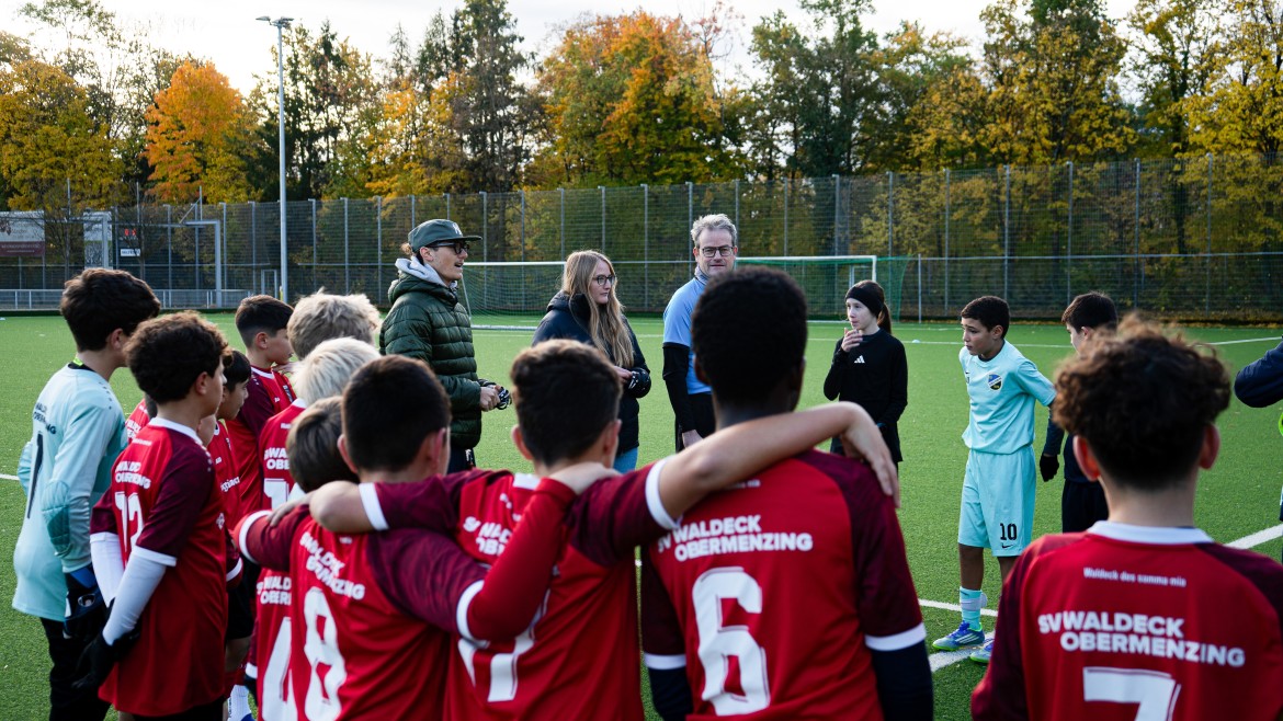 Bild zeigt Kinder vor ein Füßball Spiel