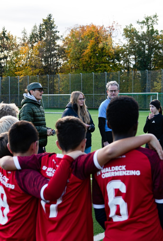 Bild zeigt Kinder vor ein Füßball Spiel
