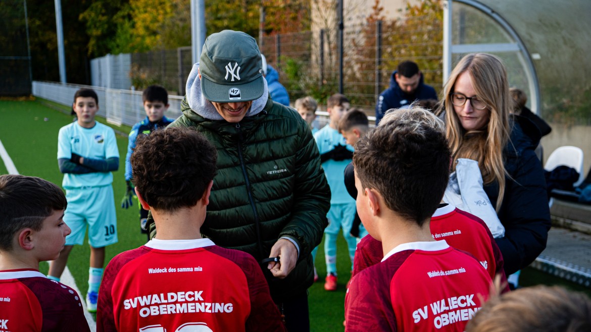 Bild zeigt Kinder vor ein Fußball Spiel