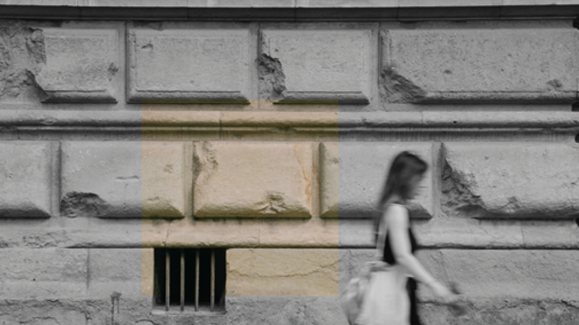 Bild zeigt Mensch vor ein Gebäude