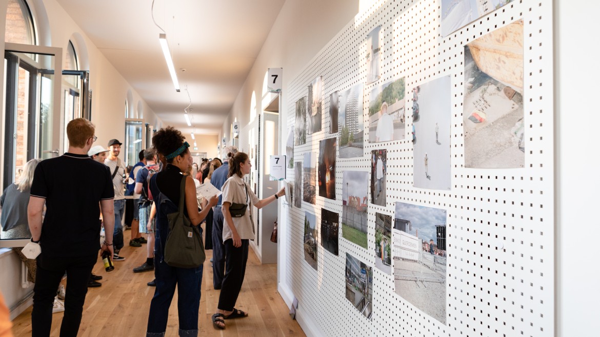 Jahresaustellung der Fakultät für Design_HM_2021 (Foto: Adina Huber) Bild zeigt Menschen an der Jahresaustellung der Fakultät für Design