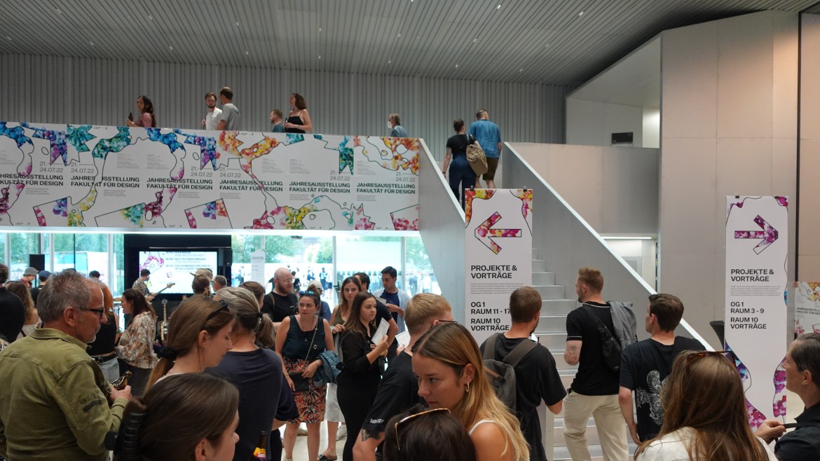 Jahresaustellung der Fakultät für Design_HM_2021 (Foto: Anastasia Egeressy) Bild zeigt Menschen an der Jahresaustellung der Fakultät für Design