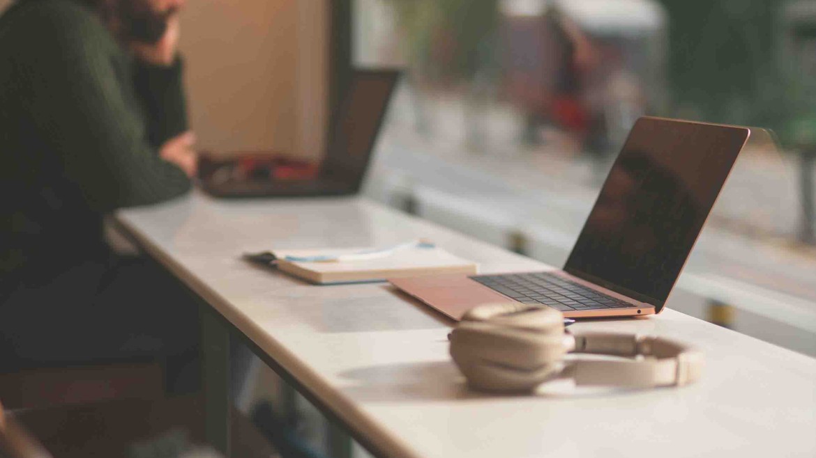 Mann am Laptop im Café