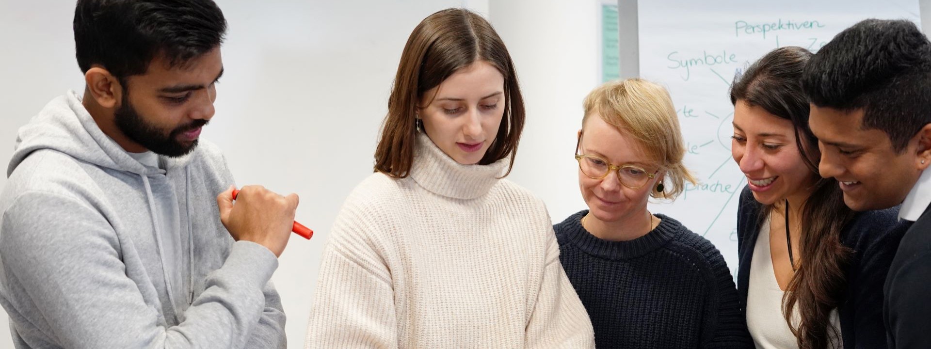 Studierende schauen auf Tablet