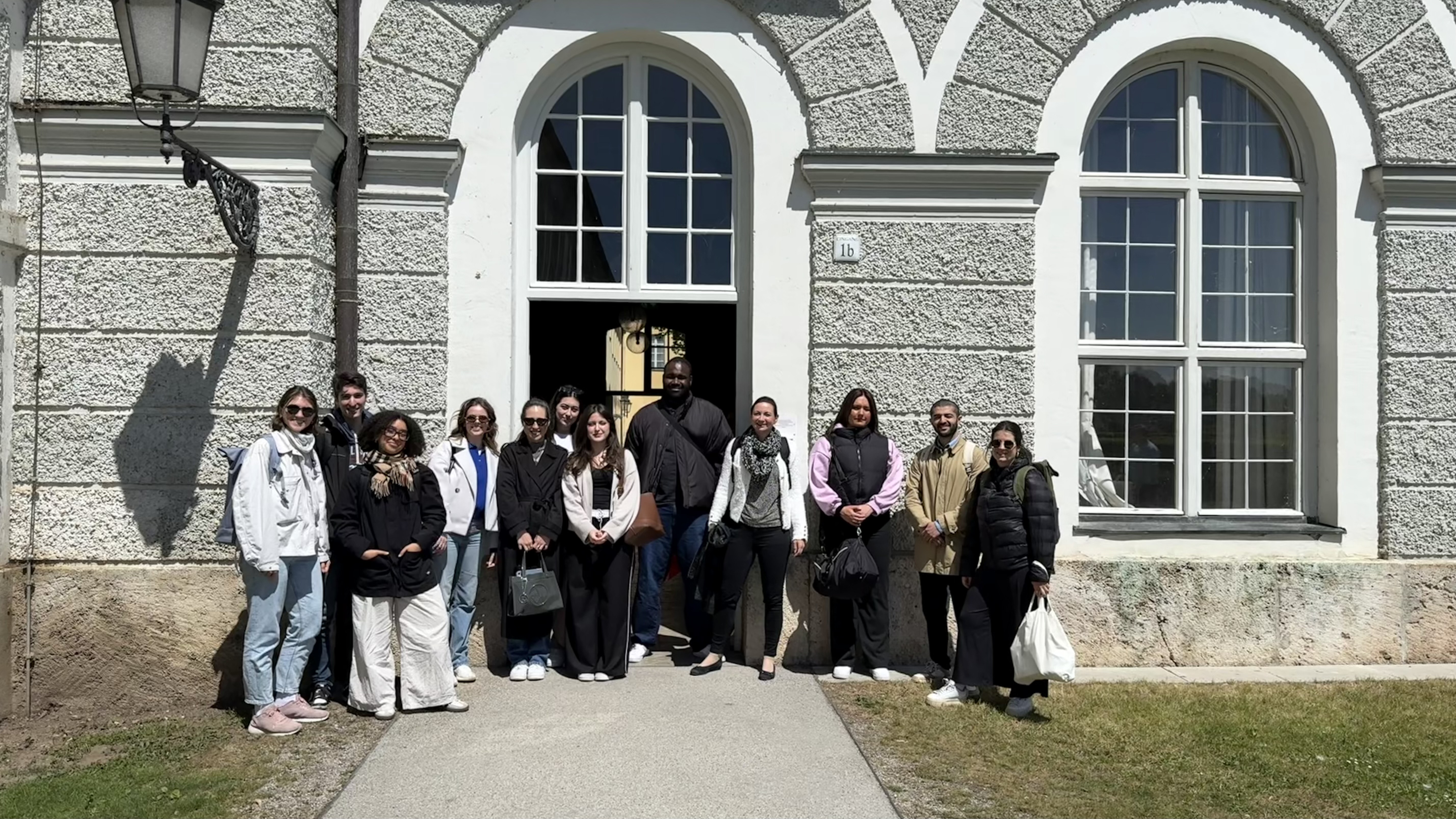 Studierendengruppe vor dem Museum