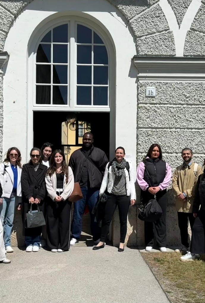 Studierendengruppe vor dem Museum