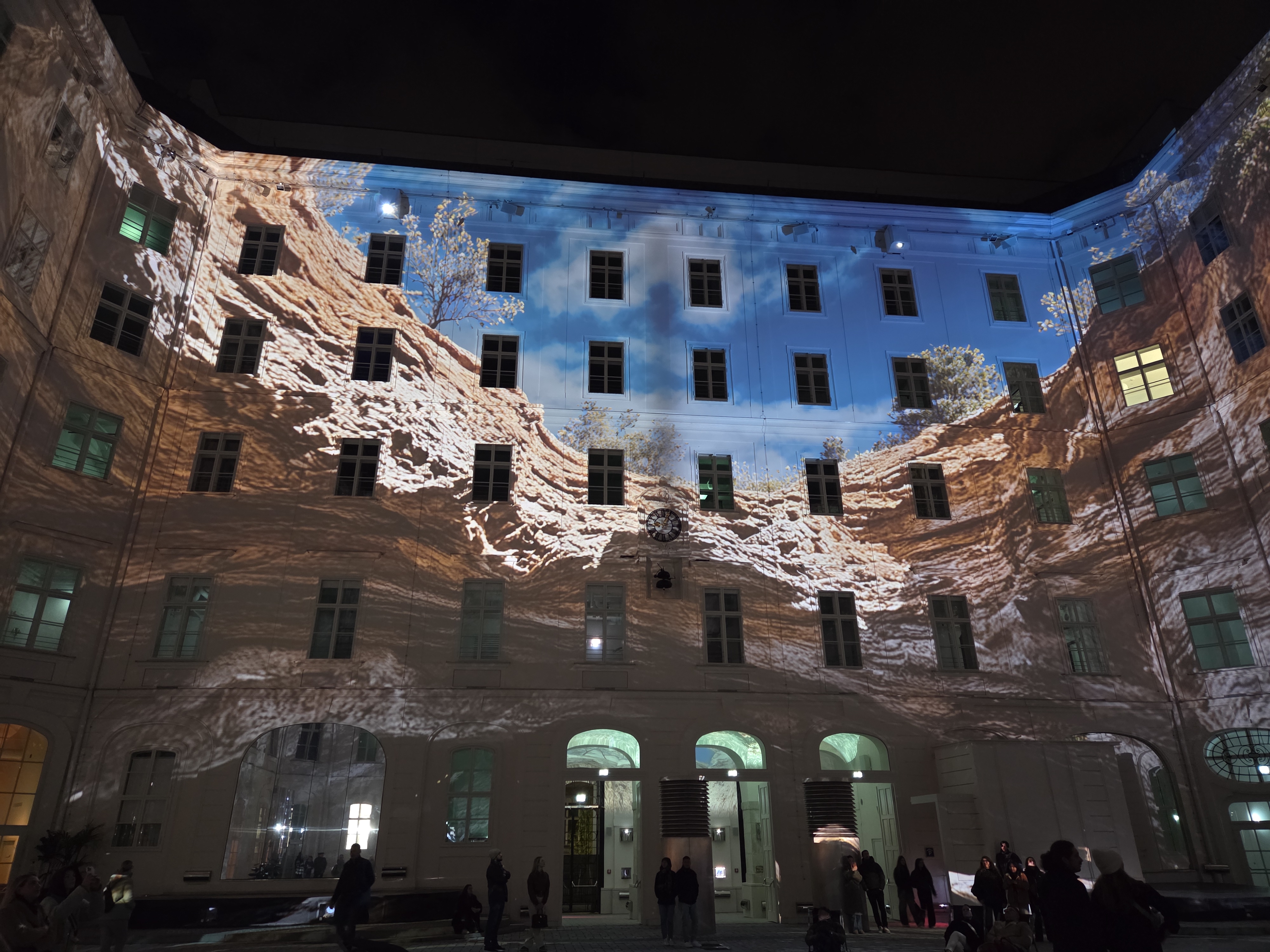 Projektion der Alpen auf Hauswand