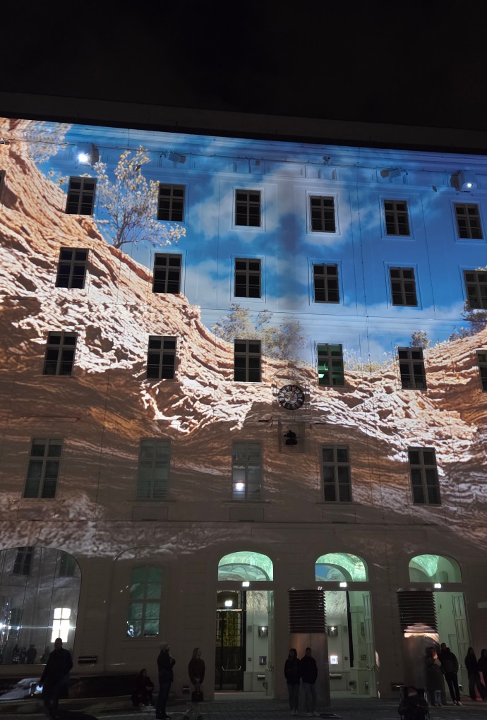 Projektion der Alpen auf Hauswand