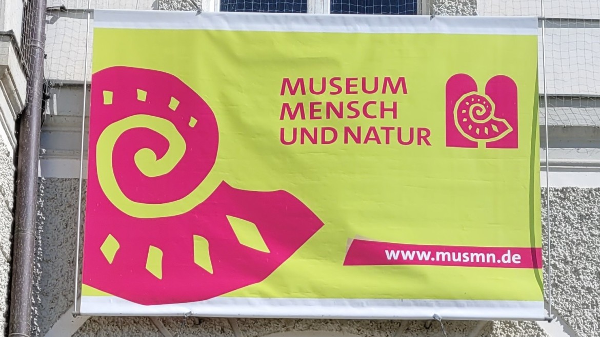 Studierendengruppe vor dem Museum