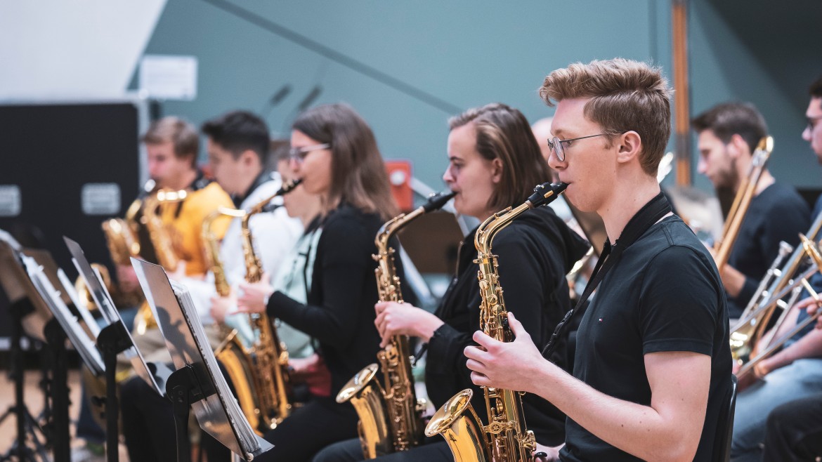 Student:innen spielen Saxophon in der Big Band