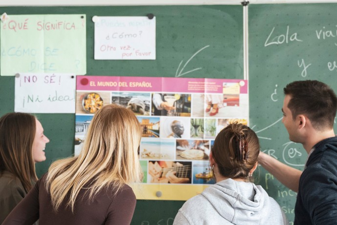 Studierende an der Tafel stehend