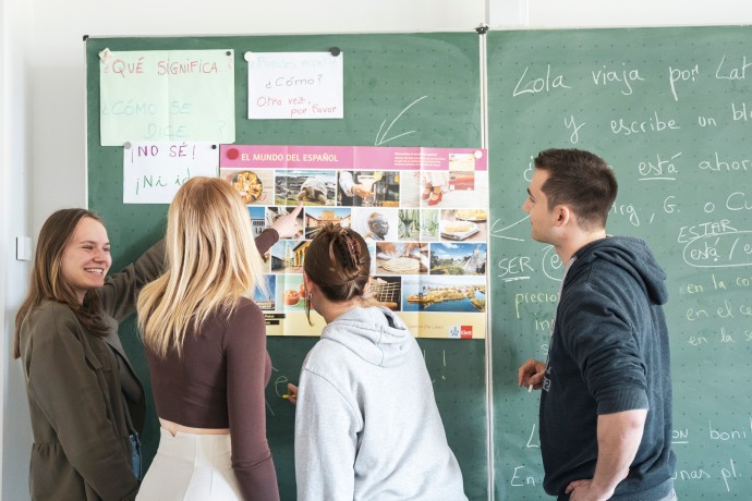 Studierende an Tafel