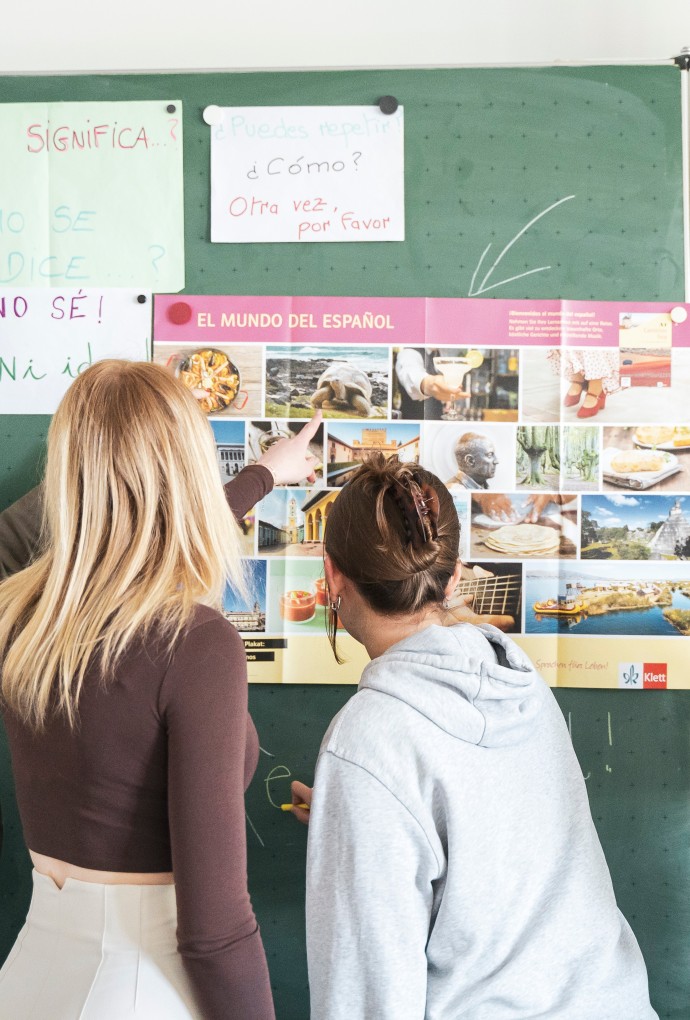 Studierende an Tafel